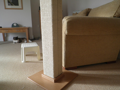scratch post with vertical thread